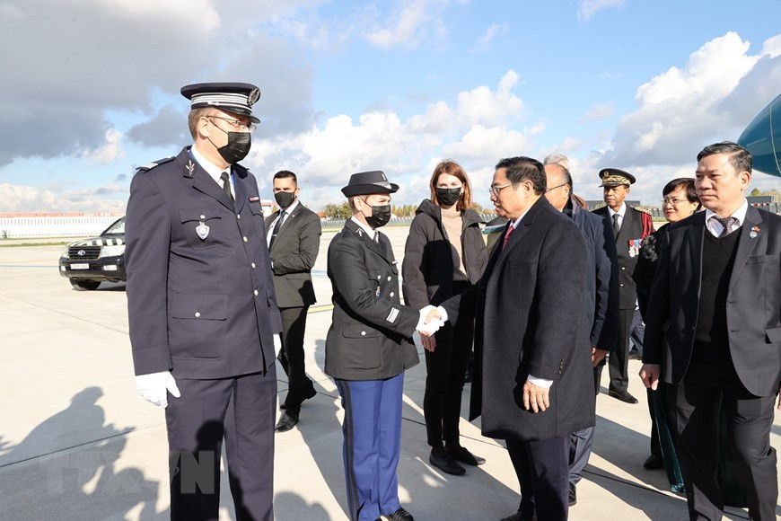 Funcionarios franceses dan la bienvenida al primer ministro Pham Minh Chinh en el aeropuerto de Orly, en París (Foto: VNA)