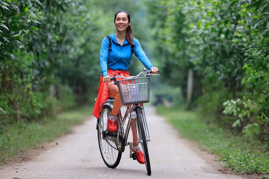 Como parte de su recorrido, Hoang My montó una bicicleta para visitar la aldea de Chay Lap. Actualmente, Quang Binh constituye una de las primeras localidades del país en abrir sus puertas a los turistas extranjeros, y se operarán en el futuro cercano vuelos diarios desde Ciudad Ho Chi Minh y Hanoi a esta localidad. Actualmente, se prioriza la vacunación de los trabajadores de las agencias turísticas, los hoteles y alojamientos de huéspedes en Quang Binh, para que esos establecimientos puedan comenzar a recibir pronto a los visitantes. Según Ho An Phong, vicepresidente del Comité Popular de la provincia de Quang Binh, la localidad está impulsando gradualmente la recuperación turística, incluido el turismo ecológico y los viajes privados para garantizar la seguridad de los excursionistas (Fuente: Vietnamplus)
