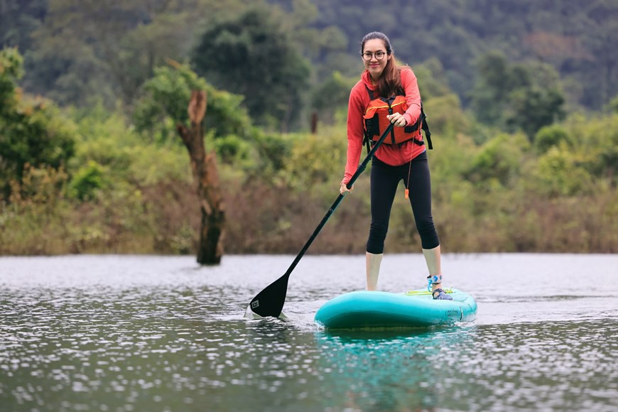 A pesar de tener mucha confianza, Hoang My se cayó al agua dos veces. Pero para ella, remar en bote aquí fue realmente una experiencia inolvidable. A pesar de la inundación, el agua sigue siendo clara porque fluye desde las montañas de piedra caliza. El grupo tuvo un viaje de cuatro días y tres noches para disfrutar plenamente de experiencias como descubrir el río Son, que fluye a través del complejo Phong Nha-Ke Bang; la cueva Tien (cueva de hadas) en la temporada de lluvias con lagos azules claros y cascadas, explorar el área de Hung Trau. Sin llegar personalmente a estos lugares, uno no se puede imaginar todas las experiencias que podría disfrutar (Fuente: Vietnamplus)