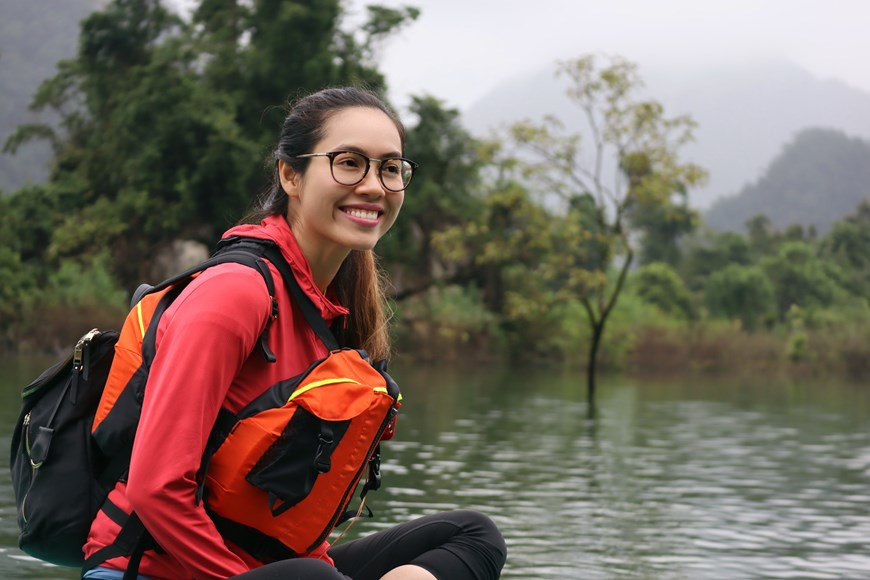 Después de probar el surf en pala, Hoang My y el grupo se dirigieron al arroyo de Mooc. Esta parte del bosque es húmeda, fangosa y tiene muchas sanguijuelas, por lo que todos los miembros del grupo tuvieron que prepararse bien, traer calcetines altos y utilizar spray contra insectos. El nivel de agua en el arroyo en la temporada de inundaciones se elevó en gran medida. En el contexto del COVID-19, Quang Binh ha puesto a prueba recorridos exclusivos y de circuito cerrado después de la finalización del distanciamiento social para recuperar paulatinamente el sector turístico local. La recuperación y el desarrollo del sector turístico deben seguir un camino sostenible, a la par que se garantiza la prevención y el control de la pandemia (Fuente: Vietnamplus)