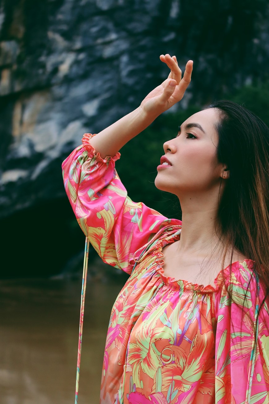 Hoang My también publicó las fotos de su viaje para apoyar a la provincia de Quang Binh a promover el turismo y superar los impactos causados por la pandemia. Se espera que el viaje ayudará a divulgar la imagen de Quang Binh y estimular a los turistas nacionales a viajar, contribuyendo a la recuperación del turismo nacional. La provincia de Quang Binh ha puesto a prueba recorridos exclusivos y de circuito cerrado después de la finalización del distanciamiento social para recuperar paulatinamente el sector turístico local. Se trata de un gran esfuerzo para reactivar el turismo en Quang Binh en particular y Vietnam en general (Fuente: Vietnamplus)