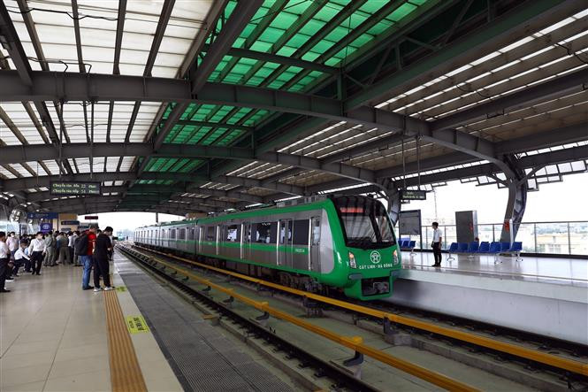 El tren Cat Linh - Tren Ha Dong en el primer día de operación comercial. Cada tren tiene cuatro vagones, con una capacidad máxima de transportar a 960 personas cada uno, una velocidad máxima de 80 kilómetros por hora y velocidad promedio para la operación comercial de 35 kilómetros por hora (Foto: VNA)