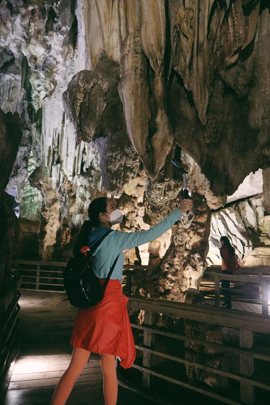 La cueva de Phong Nha es famosa por su majestuosidad. Esta caverna se ubica en el Parque Nacional Phong Nha-Ke Bang, que forma parte de la más antigua región de piedra caliza de Asia, datada de hace más de 400 millones de años. El parque fue catalogado por la UNESCO como Patrimonio Natural Mundial por sus formaciones kársticas, en 2003, y por su biodiversidad, en 2015. Phong Nha-Ke Bang incluye una zona núcleo de casi 86 mil hectáreas y un área de amortiguamiento de 195 mil 400 hectáreas. Con singulares valores biológicos, geomorfológicos-geológicos y culturales- históricos, la reserva constituye una joya inapreciable que la naturaleza obsequia a Vietnam en particular y al mundo en general (Fuente: Vietnamplus)