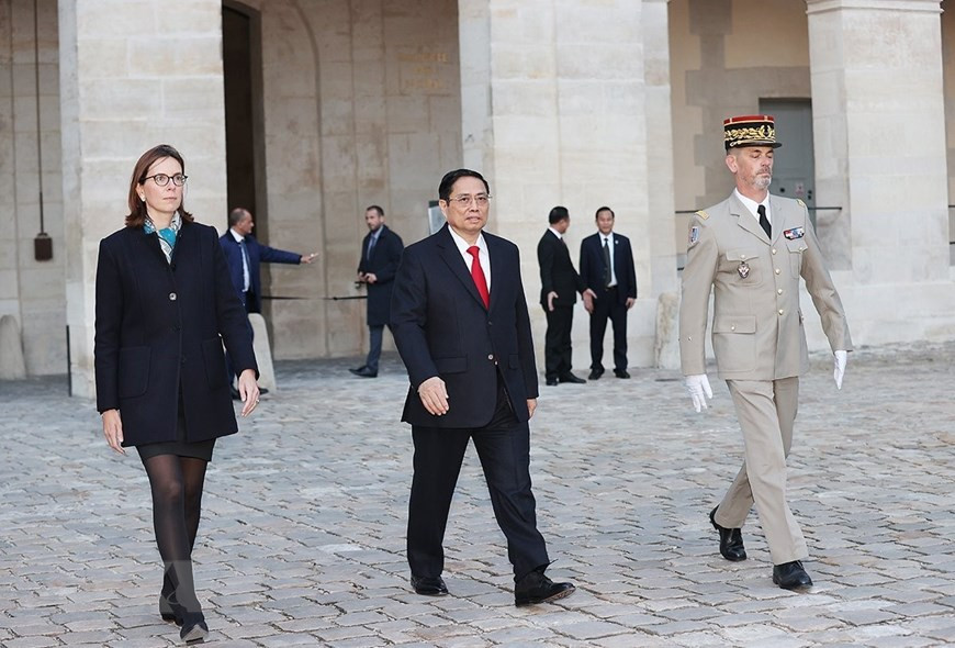 Amélie de Montchalin, ministra francesa de Transformación y Administración Pública, presidió la ceremonia oficial de recibimiento al primer ministro Pham Minh Chinh en el Palacio de los Inválidos en París (Foto: VNA)
