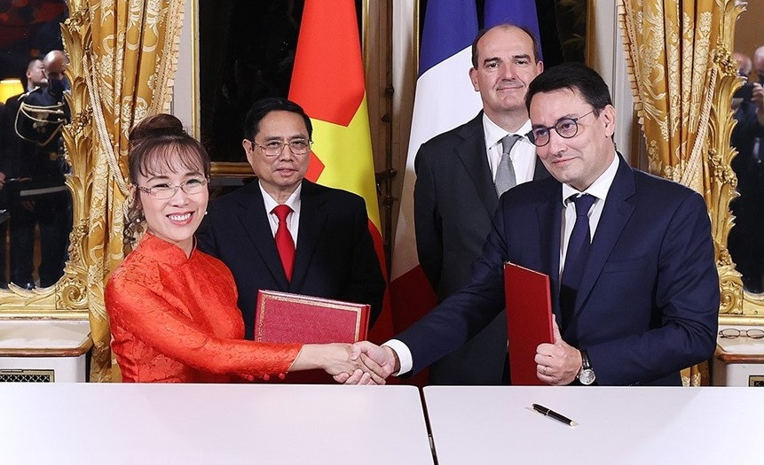 La ceremonia de firma de los acuerdos económicos y comerciales entre Vietjet Air y Safran, el grupo de alta tecnología de primera categoría en el mundo (Foto: VNA)