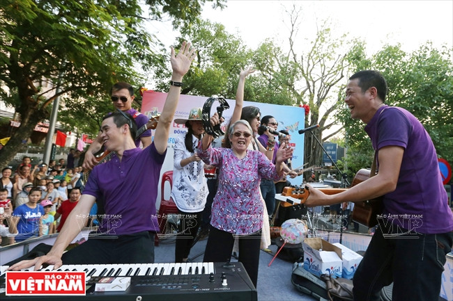 Intercambio con una banda musical callejera. Foto: Tat Son - VNP