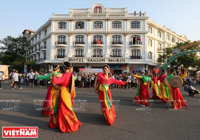 La elegante belleza de las artistas vietnamitas en Ao tu than (vestido tradicional de cuatro paneles). Foto: Tat Son - VNP