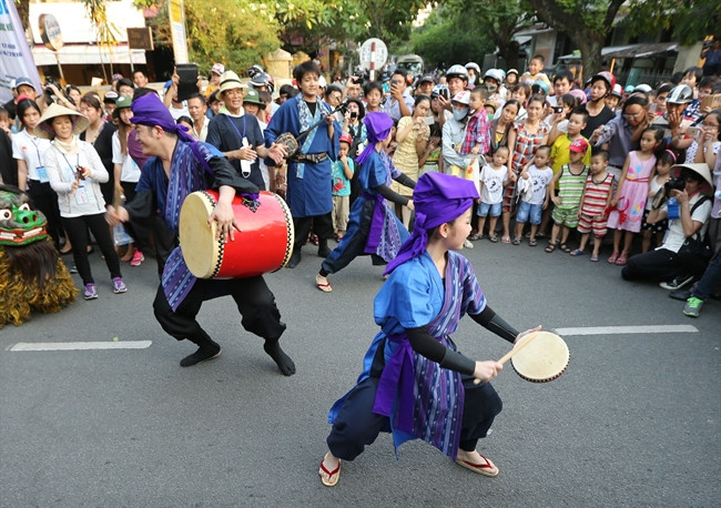 Actuación de los artistas japoneses. Foto: Tat Son - VNP