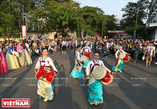 Actuación del grupo artístico de Corea del Sur. Foto: Tat Son - VNP