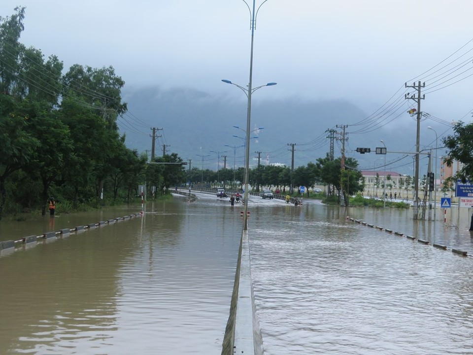 Inundaciones en la carretera Nguyen Tat Thanh, comuna de de Phuoc Dong, ciudad de Nha Trang (Fuente: VNA)