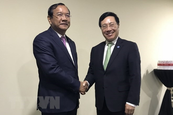 El viceprimer ministro y canciller, Pham Binh Minh, se reúne con el ministro de Asuntos Exteriores y Cooperación Internacional de Camboya, Prak Sokhonn, el 2 de agosto (Fuente: VNA) 