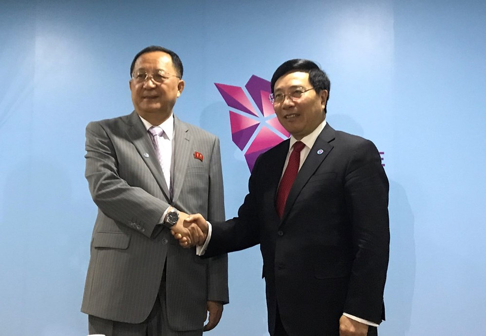 El viceprimer ministro y canciller, Pham Binh Minh, y el ministro de Asuntos Exteriores de la República Popular Democrática de Corea, Ri Yong-ho, en Singapur el 3 de agosto (Fuente: VNA) 