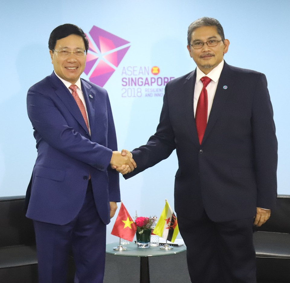 El viceprimer ministro y canciller, Pham Binh Minh (izq.) se reúne con el segundo ministro de Asuntos Exteriores y Comercio de Brunei, Dato Erywan Pehin Yusof, en Singapur el 4 de agosto (Fuente: VNA)