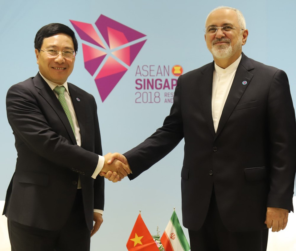 El viceprimer ministro y canciller, Pham Binh Minh, y el ministro de Asuntos Exteriores iraní, Mohammad Javad Zarif, en Singapur el 2 de agosto (Fuente: VNA) 