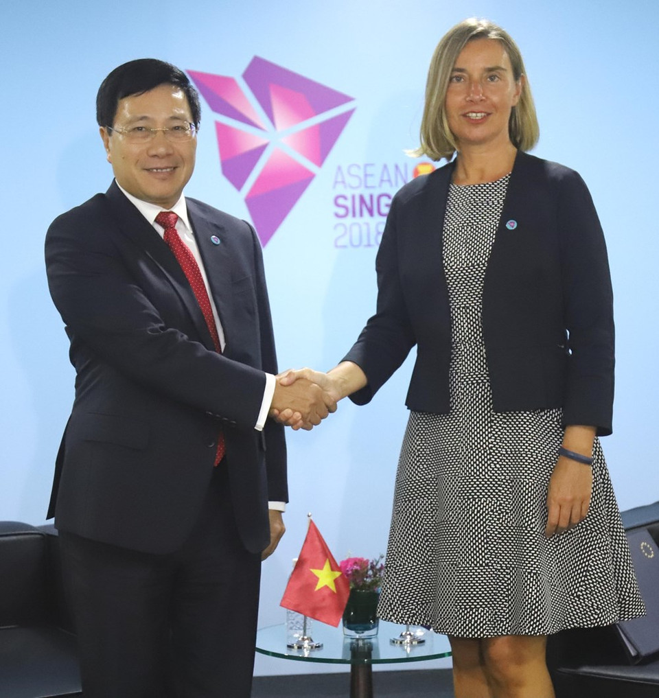 El viceprimer ministro y canciller, Pham Binh Minh, y la alta representante de la Unión Europea para Asuntos Exteriores y Política de Seguridad, Federica Mogherini, también se reúnen en Singapur el 3 de agosto (Fuente: VNA). 
