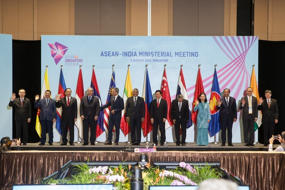 El viceprimer ministro y canciller, Pham Binh Minh, (quinto, a la derecha) y otros ministros de relaciones exteriores en la reunión ministerial ASEAN-India el 3 de agosto (Fuente: VNA) 