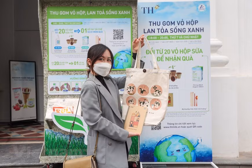 Mientras la señora Nguyen Thi Minh Phuong movilizó también a sus familiares y amigos, así como personas en su vecindario para que se incorporen al programa. Dicho proyecto de recolección de cajas lanzado por el grupo TH se realiza de 8:00 a 20:00 los siguientes sábados y domingos en las semanas del 23- 24 de abril – Semana del Día de la Tierra; del 07-08 de mayo; del 21-22 de mayo, y del 04-05/06 – Semana dedicada del Día Mundial del Medio Ambiente. Cada cliente puede cambiar la caja por un regalo hasta una vez al día. En caso de que se haya agotado el regalo semanal, TH te dará un regalo de reemplazo consistente en una caja de 500 ml de leche fresca orgánica (Foto: Vietnam+)