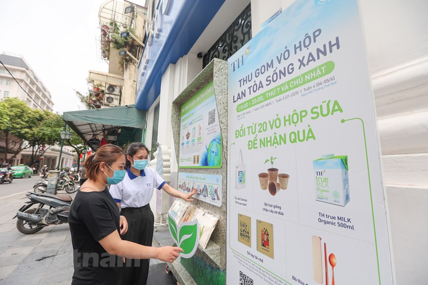 Luego de recolectar el cartón de leche, TH lo devolverá a Tetra Pak, un grupo de fama mundial que proporciona productos de empaque para reciclar utilizando tecnología moderna, fabricando productos útiles, amigables con el medio ambiente y seguros para los usuarios, como láminas para techos, mesas y sillas ecológicas, bolsas de papel, cuadernos, papel higiénico, papel de regalo. El empeño de TH forma parte de los esfuerzos del país por estimular el consumo sostenible y estilos de vida más amigables con el medio ambiente, en el contexto de que la generación de residuos plásticos y la eliminación de bolsas no biodegradables tienden a aumentar con los años, lo cual ha provocado una presión sobre el medio ambiente en el país indochino. (Foto: Vietnam+) 