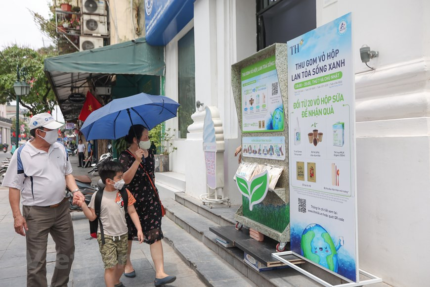 Si recogen 20 cajas de leche TH, las personas pueden escoger uno de los regalos especiales que cambian cada semana, entre ellos, bolsa de lona, semillas de coco, leche fresca pasteurizada orgánica 500 ml o juego de cucharas y palillos ecológicos. De esos regalos, los bolsos de lona TH, que devienen uno de los obsequios a cambio, se han convertido desde hace tiempo en un accesorio íntimo para muchas personas que promueven la vida verde. La recolección de envases de leche en particular no es algo nuevo para TH, porque el grupo ha sido durante mucho tiempo miembro fundador de Packaging Recycling Alliance - PRO Vietnam (Foto: Vietnam+) 