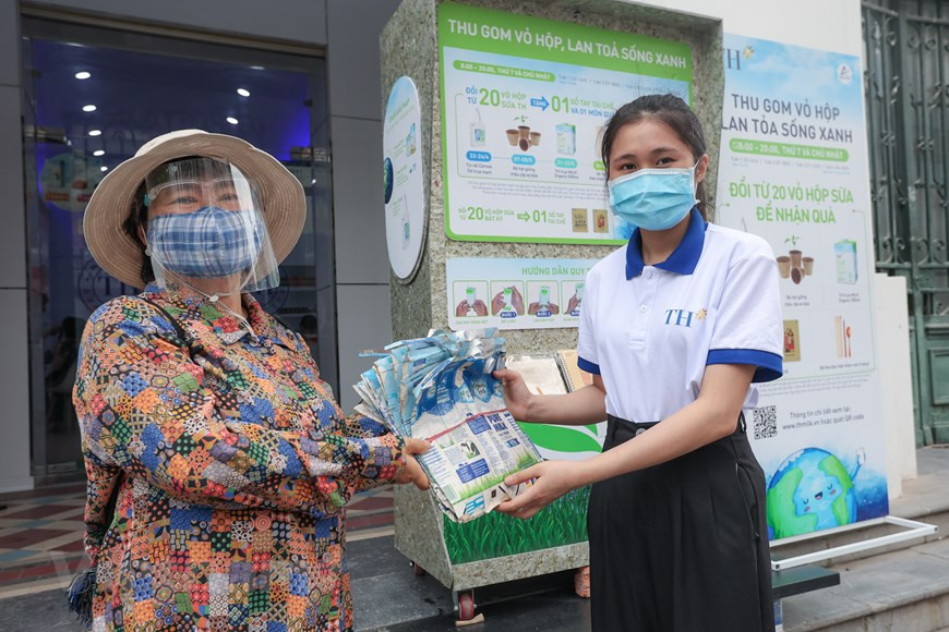A criterio de Nguyen Thi Minh Phuong, quien reside en la calle Ly Thuong Kiet de Hanoi, se trata de un programa muy significativo. Tan pronto como se enteró del proyecto, Minh Phuong recogió muchos cartones de leche usados y los llevó a la tienda TH True Mart. Este año, eligiendo una fecha para llevarse a cabo el programa en ocasión del Día de la Tierra y el Día Mundial del Medio Ambiente, el grupo TH desea contribuir a agilizar aún más la comunicación, en aras de estimular la activa participación de la comunidad en la protección del medio ambiente. De esta manera, las personas entienden que acciones como la recolección y reciclaje de los envases de los productos coadyuvan a la promoción de un estilo de vida verde (Foto: Vietnam+) 