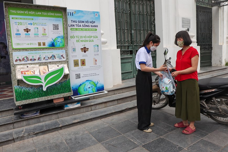 Quienes sean capaces de recolectar unos 20 cartones de leche sin importar la marca recibirán un hermoso cuaderno, que es uno de los productos reciclados de Tetra Pak de tecnología moderna, con una cubierta hecha de materiales de papel reciclado y una composición de caja de papel. La iniciativa de TH busca aportar al plan de acción nacional de crecimiento verde para el período 2021-2030, con visión hasta 2050. La estrategia de crecimiento verde del país se centra en la explotación, el uso ahorrativo y efectivo de la energía y los recursos, basados en la ciencia y la tecnología; la aplicación de tecnología y transformación digital, desarrollo de infraestructura verde y sostenible, construcción de un estilo de vida verde, entre otros (Foto: Vietnam+)