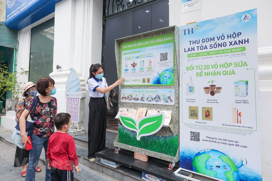 De acuerdo con gerentes del grupo TH, además de practicar la vida ecológica, contribuyendo a la reducción de residuos, cada participante recibirá importantes obsequios elaborados con materiales amigables con el medio ambiente. Los bolsos de lona TH, que es uno de los obsequios a cambio, se han convertido desde hace tiempo en un accesorio íntimo para muchas personas que promueven la vida verde. La materia prima para la producción de bolsas es un tejido crudo natural hecho de cáñamo, que luce a la vez estético y duradero pues perdura por mucho tiempo. De tal manera se constituye como una opción para reemplazar las bolsas de plástico desechables, contribuyendo a reducir los desechos plásticos en el medio ambiente. (Foto: Vietnam+)