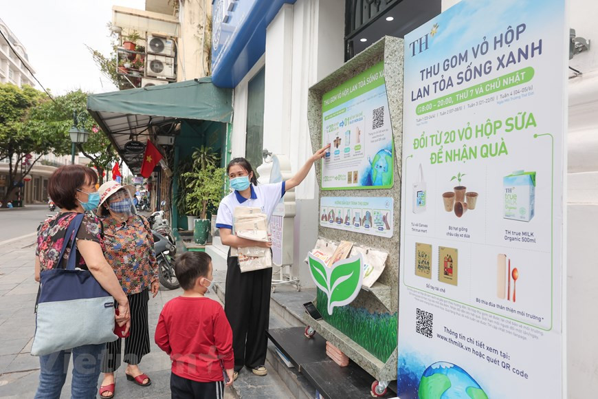 A fin de participar en el programa de cambio de cartones de leche usados por obsequios, los consumidores traen cartones de leche de todo tipo, sin importar la marca o el fabricante, limpios y doblados, a 20 tiendas TH True Mart. La recolección de envases de leche en particular no es algo nuevo para TH, porque el grupo ha sido durante mucho tiempo miembro fundador de Packaging Recycling Alliance - PRO Vietnam, que busca contribuir a convertir la aspiración de construir un Vietnam verde y limpio en realidad y también a promover el modelo de economía circular en el país del Sudeste Asiático, coadyuvando así a los esfuerzos por divulgar la imagen de un Vietnam responsable con la Tierra (Foto: Vietnam+) 