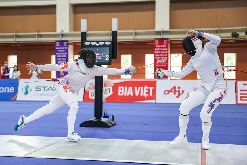 Con excelentes estocadas, Vu Thi Hong derrotó al espadachín tailandés Vasanasomsithi Pacharaporn gracias a una puntuación de 13-12, para ingresar a las semifinales. Diecinueve años después de los SEA Games 22, Vietnam fue nuevamente sede de los juegos regionales, esta vez la XXXI edición de los SEA Games. Con el propósito de prepararse mejor para la mayor cita deportiva regional, el Comité Organizador del evento, que consta de nueve subcomités y una junta ejecutiva, llevó a cabo con celeridad los trabajos importantes a fin de habilitar las instalaciones para las competencias. El logro de Thi Hong se debe no solo a sus propios esfuerzos, sino también a los preparativos de todos los órganos involucrados para la celebración con éxito de la magna cita deportiva. (Foto: Vietnam+)