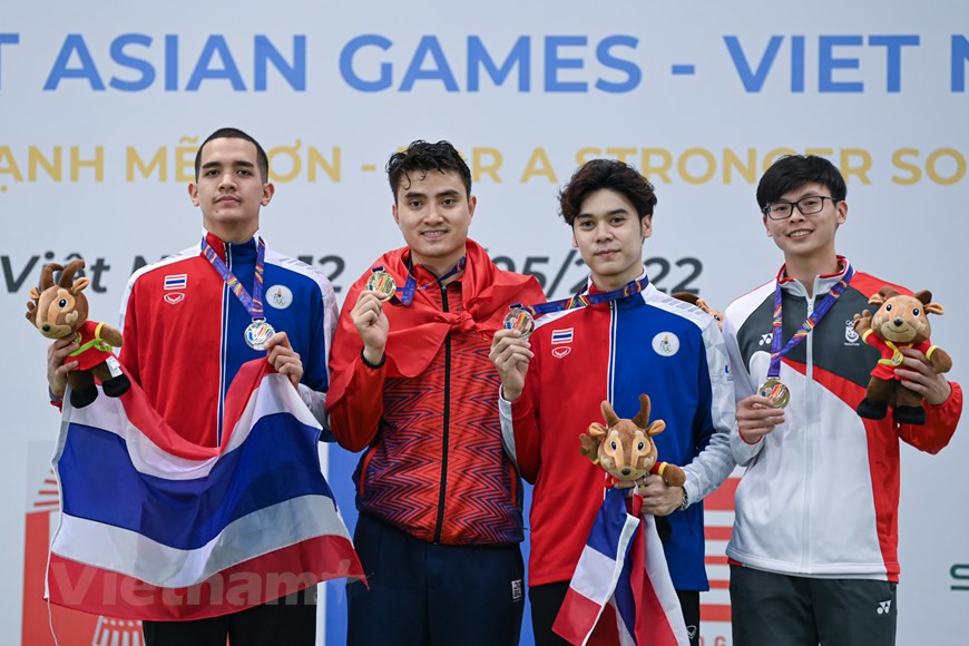 Apoyado por numerosos aplausos, Vu Thanh An subió al podio para recibir la presea dorada. Se trata de uno de los logros sobresalientes de los deportistas vietnamitas en la segunda jornada de competencia oficial en los SEA Games 31, el mayor evento deportivo de la región en 2022 que se inauguró oficialmente el 12 de mayo, en Hanoi. En esta cita regional un gran número de atletas y entrenadores de 11 delegaciones compiten en 40 deportes, del 4 al 23 de mayo. La representación vietnamita cuenta con más de mil 300 miembros. Conquistar de tres a cuatro preseas doradas en los SEA Games 31 constituye la meta de la selección nacional de esgrima. (Foto: Vietnam+)