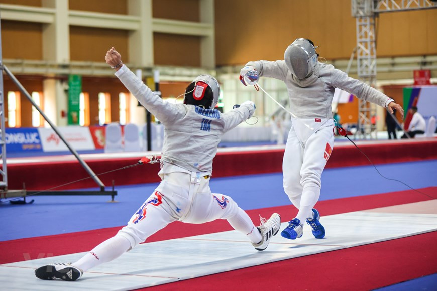 Vu Thanh An mostró su mejor actuación en el partido contra un rival de Tailandia. Los SEA Games 31, con el lema "Por un Sudeste Asiático más fuerte", cuentan con 40 disciplinas, de las cuales 36 fueron aprobadas por el Comité Directivo Nacional para los Juegos Deportivos regionales, a saber: atletismo, deportes acuáticos, gimnasia, remo, kickboxing, esgrima, fútbol, bádminton, tenis, voleibol, baloncesto, ciclismo, Vovinam, pencak silat, golf, buceo, Muay, entre otros. En los SEA Games 31, inaugurados el 13 de mayo en Vietnam, más de 13 mil atletas, entrenadores y personal asociado, participan en el evento; entre ellos, más de mil 300 son vietnamitas. (Foto: Vietnam+)