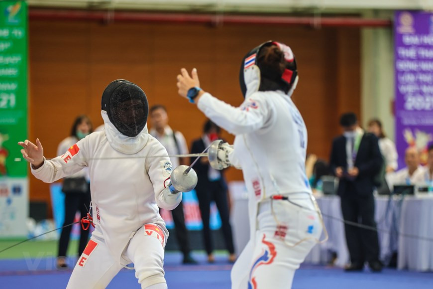 El deportista Vu Thi Hong en el partido contra el tailandés Vasanasomsithi Pacharaporn. Preparándose para los SEA Games 31, la selección de esgrima de Vietnam, con cinco entrenadores y 24 atletas, se reunió desde el 1 de enero de 2022 en el Centro de Entrenamiento y Competición Deportiva de Hanoi. El entrenador en jefe Pham Anh Tuan declaró: "En las tres últimas ediciones de los SEA Games 31, la selección de esgrima de Vietnam ha obtenido muchos éxitos. En los SEA Games 2015, ganó ocho medallas de oro, en los de 2017, tres medallas de oro y en los de 2019, cuatro oros. En los SEA Games 31, nuestro objetivo es lograr de dos a tres medallas de oro"(Foto: Vietnam+)