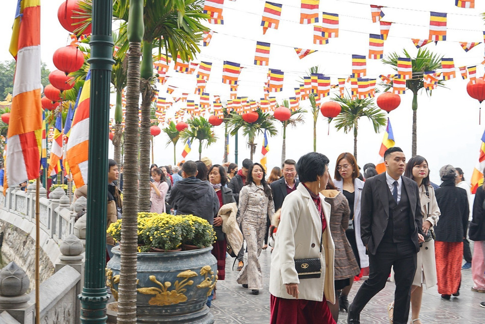 Ir al templo a adorar a Buda a principios de año se ha convertido en un rasgo cultural tradicional, un hábito en la vida espiritual de muchos vietnamitas. (Foto: VNA)
