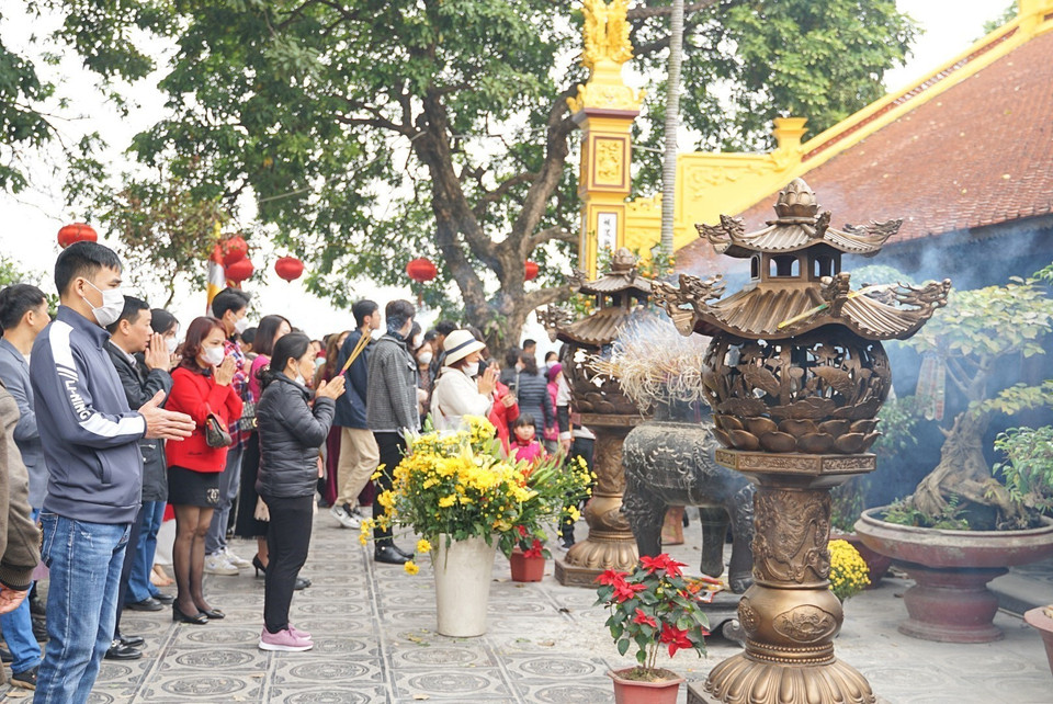 Un gran número de personas acude al templo el primer día del Año Nuevo Lunar en la Pagoda Tran Quoc (Hanoi). (Foto: VNA)