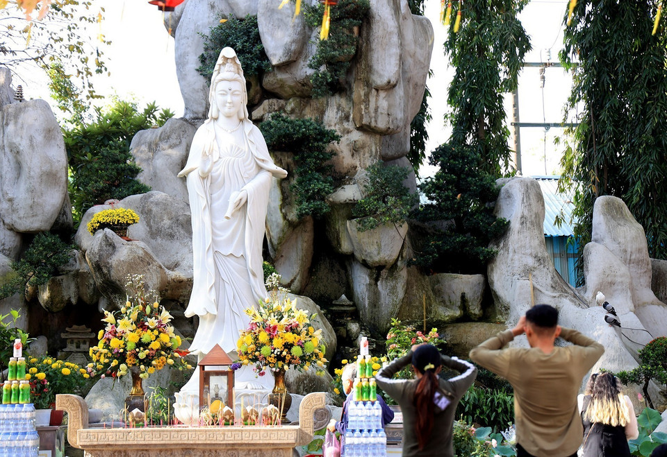 La gente de Ciudad Ho Chi Minh va a las pagodas el día de Año Nuevo. (Foto: VNA)