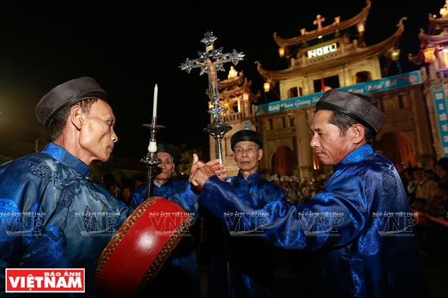 La fiesta navideña en la catedral de Phat Diem es una gran actividad cultural para la comunidad católica de la diócesis de igual nombre.