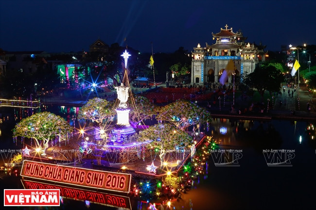 La catedral de piedra de Phat Diem decorada brillantemente para dar la bienvenida a la Navidad 2016. (Foto: Revista Vietnam)