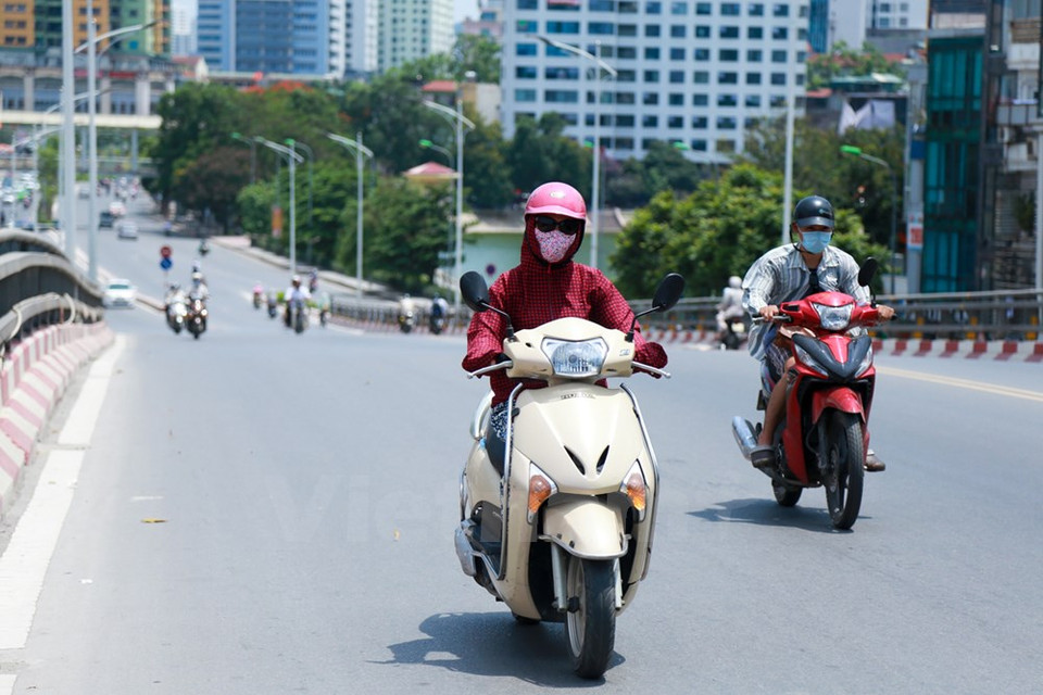 Una mujer cubierta su cuerpo con máscara y ropa especial contra el calor (Fuente: VNA)