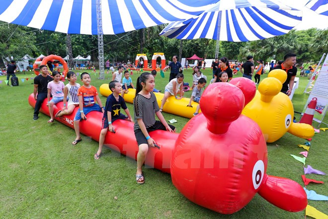 Durante el festival, las familias juegan con cosas gigantes (Fuente: VNA)