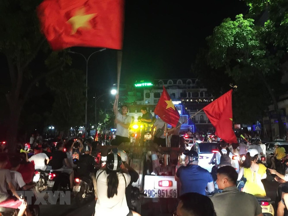 Hombres y mujeres, adultos y niños, todos se integran a un desfile tan enérgico y al mismo tiempo ordenado por el emblemático Lago Hoan Kiem. 