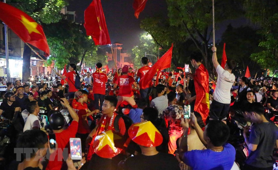 Los hanoienses salen a las calles en las motos, y no olviden traer la bandera nacional. 