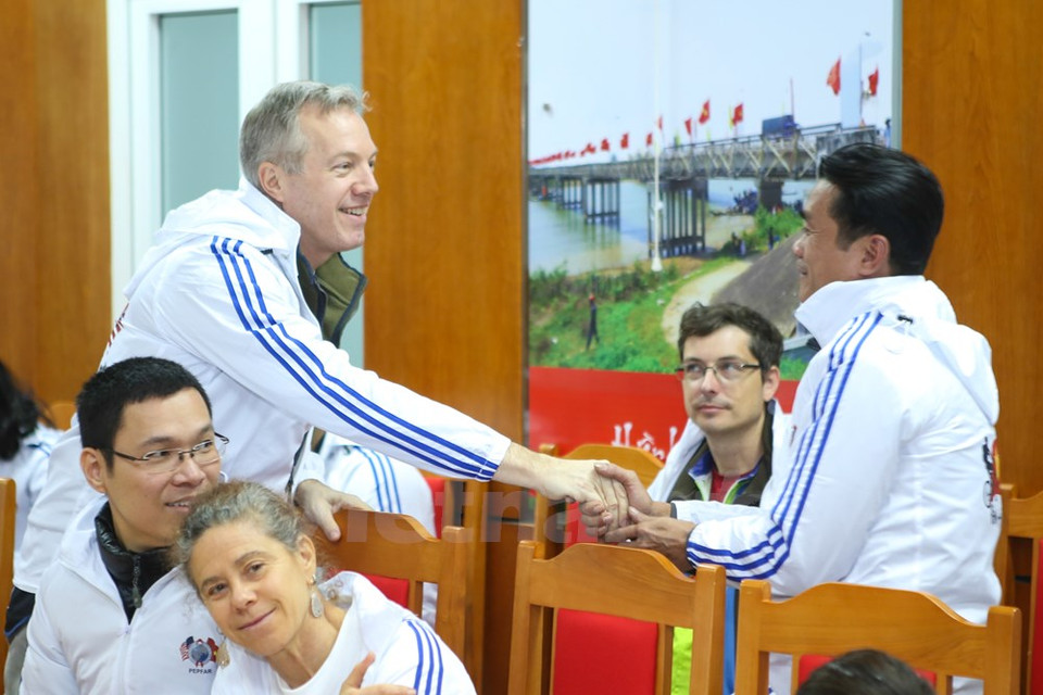 Ted Osius y Nguyen Quang Thang, paciente en el Centro de víctimas de VIH/SIDA en Nghe An. La provincia recibió ayuda estadounidense en la prevención y lucha contra VIH/SIDA (Fuente: VNA)