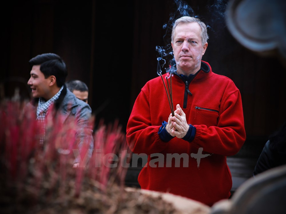 Colocó inciensos en el conjunto de reliquias de Lam Kinh, Thanh Hoa, donde se sublevó Le Loi, quien luego fundó la dinastía Le (1427 - 1789) 