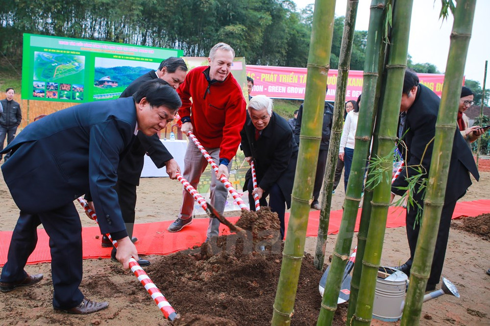 El embajador y Le Van Tam, directivo de la compañía de azúcar Lam Son plantaron los primeros bambús en el parque de bambú Thanh Tam, cuya construcción se inició en 2016 en Thanh Hoa (Fuente: VNA)