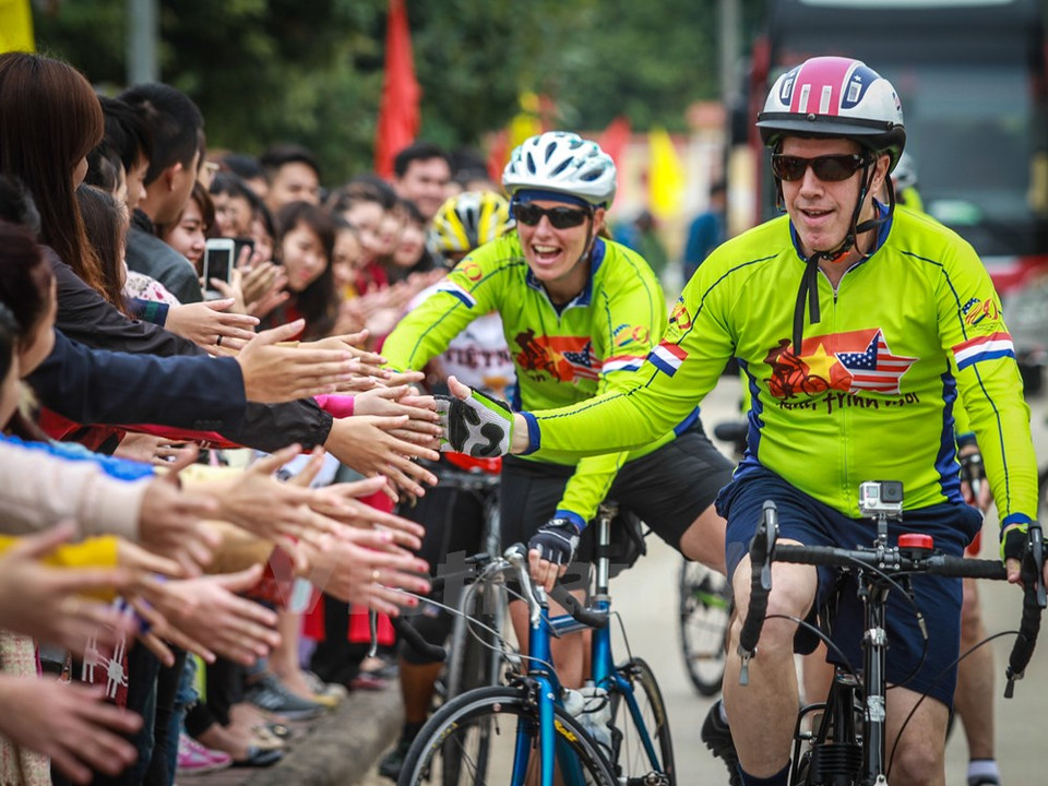 Estudiantes de la Universidad de Quang Binh saludan al embajador estadounidense (Fuente: VNA)