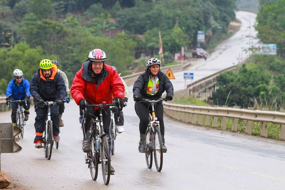 El embajador y 14 amigos atravesaron por las provincias de Ninh Binh (Norte), Thanh Hoa, Nghe An, Ha Tinh, Quang Binh, Quang Tri y Thua Thien - Hue (Fuente: VNA)