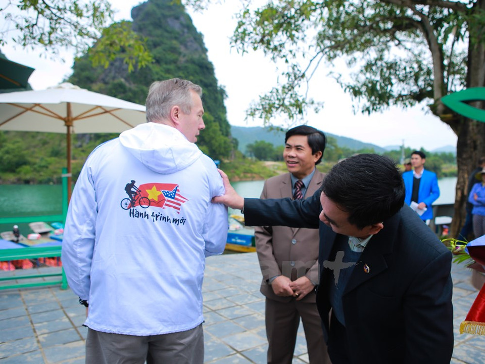 Ted Osius "expone" su sudedera con las palabras "Un nuevo viaje" a líderes de la provincia de Quang Binh (Fuente: VNA)