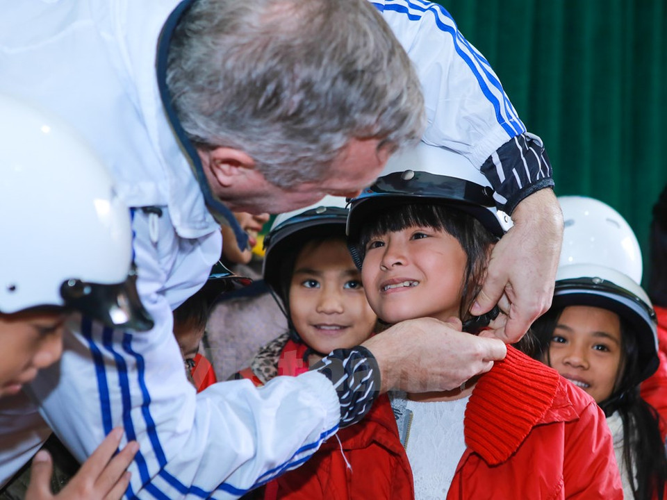 Ted Osius regaló cascos de seguridad a niños desfavorecidos en Ha Tinh (Fuente: VNA)