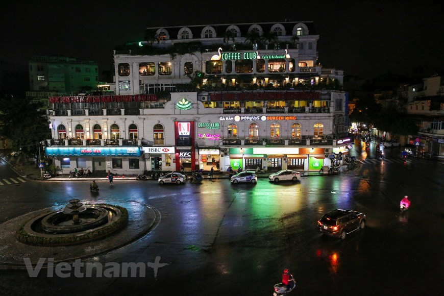 Con el fin de limitar las actividades multitudinarias de personas para prevenir la propagación de la pandemia de COVID-19 e implementar estrictamente las direcciones de las autoridades de Hanoi, el distrito de Hoan Kiem decidió suspender la organización de actividades en el espacio peatonal mencionado anteriormente en el distrito desde el 21 de agosto. El Lago Hoan Kiem y sus alrededores se convirtieron en espacio peatonal a partir del 2 septiembre de 2016, coincidiendo con el asueto del Día de Independencia de Vietnam. La iniciativa de abrir el espacio peatonal en el área alrededor del lago Hoan Kiem fue adoptada en 2016, para conservar y promover los valores culturales del Lago Hoan Kiem, el corazón de la capital, y crear un espacio al servicio de la comunidad (Fuente: Vietnamplus)