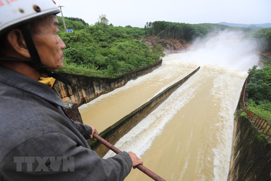 Residentes locales prestan especial atención a los anuncios sobre las descargas de aguas en el lago Ke Go (Fuente: VNA)