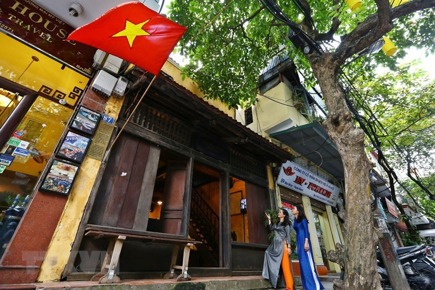 La casa antigua 87 Ma May, en el distrito de Hoan Kiem, representa la arquitectura idéntica del Hanoi añejo. La obra fue construida a finales del siglo XIX sobre una superficie de alrededor de 158 metros cuadrados, con 28 metros de longitud, cinco de ancho (en la parte frontal) y seis (en la parte trasera). La vivienda fue restaurada a finales de 1998, proceso que concluyó el 27 de octubre del año posterior y se considera una de las huellas históricas de la capital vietnamita en el período pasado. La casa de madera, junto con los objetos domésticos, se mantiene intacta. El 16 de febrero de 2004, fue reconocida como el Patrimonio nacional (Fuente: VNA)